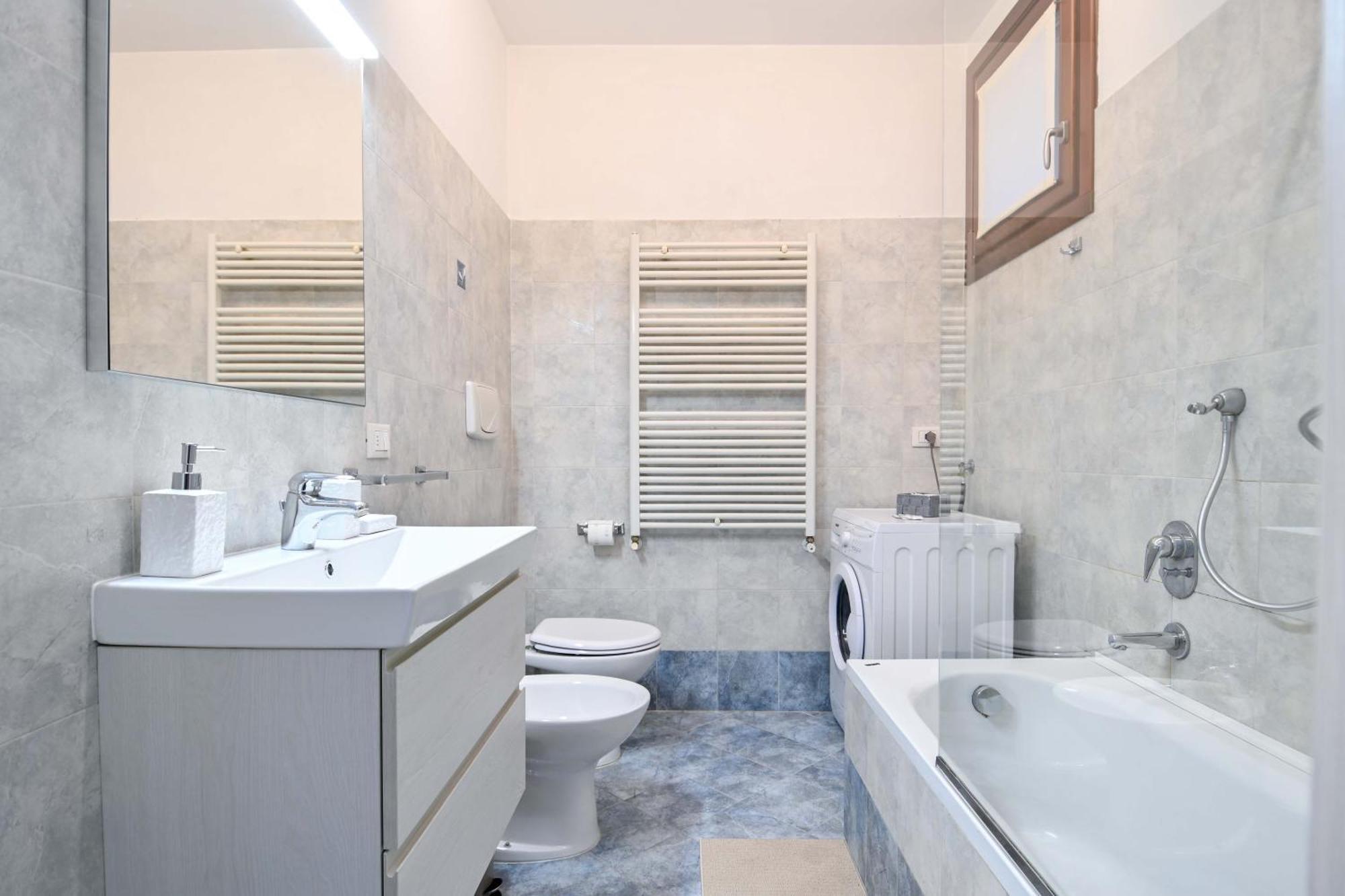 Bilocale Chic, 10 Min Aeroporto Milano-Bergamo, Box Auto E Aria Condizionata Apartment Seriate Luaran gambar